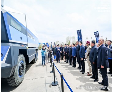 中國首臺套新能源礦山智能運載機器人亮相